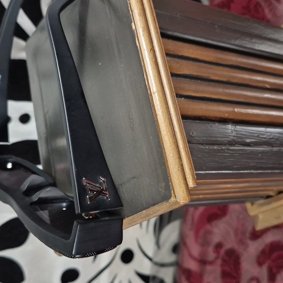 LOUIS VUITTON Sunglasses - Picture 4 of 5